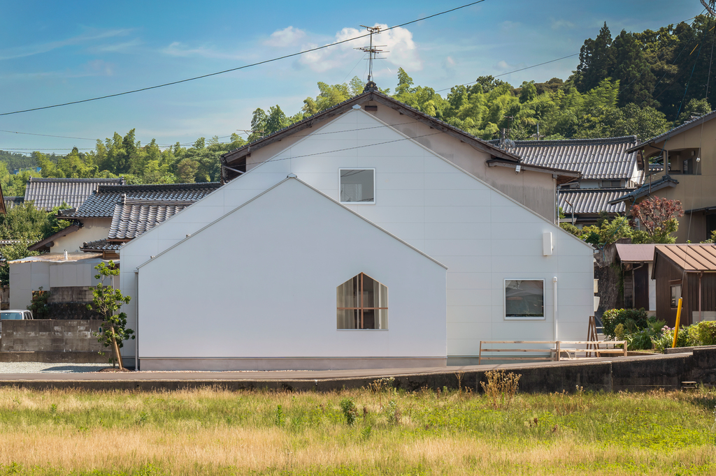 三角屋根の家の写真