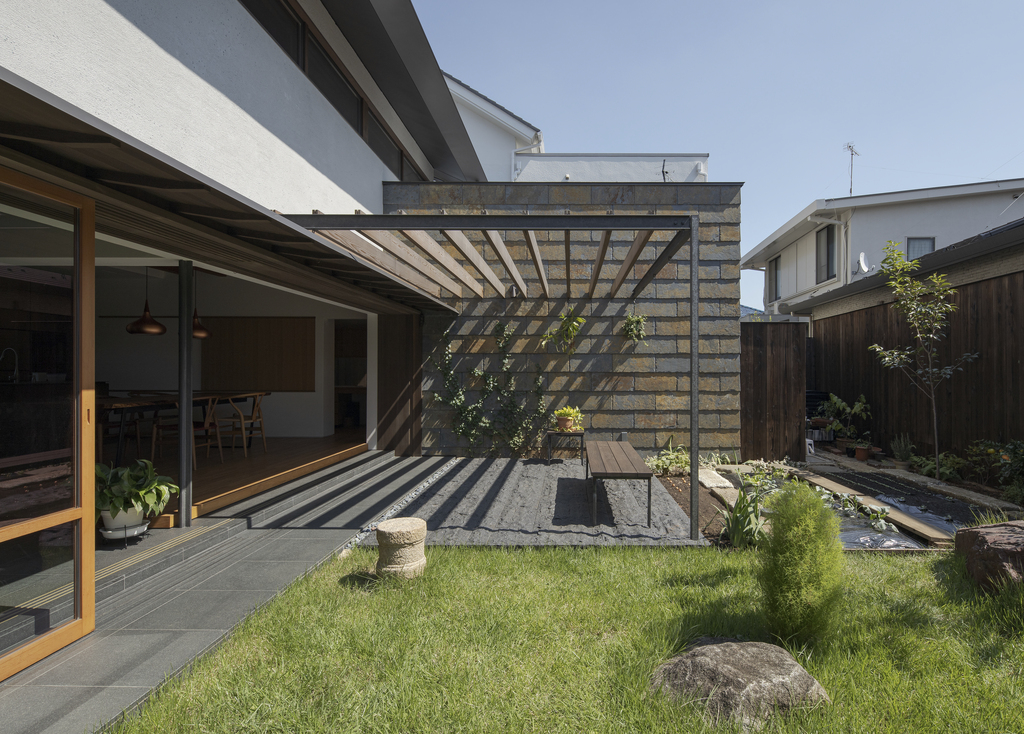 「建築家が住まいに込めた想いと工夫」～都会の住宅街に立つ、職住分離のリゾート住宅～のイメージ