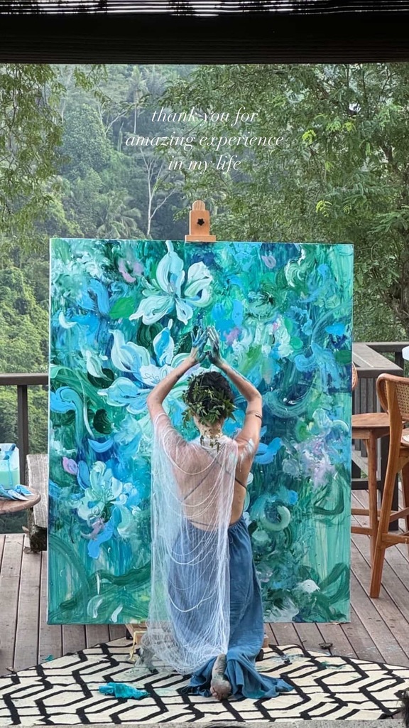 神田さおり　アートパフォーマンス～音楽と共に即興で踊りながら描かれる絵画作品～のイメージ