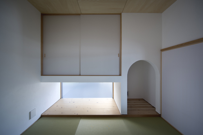 黒い屋根の家の写真