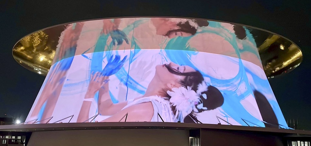 神田さおり　アートパフォーマンス～音楽と共に即興で踊りながら描かれる絵画作品～のイメージ